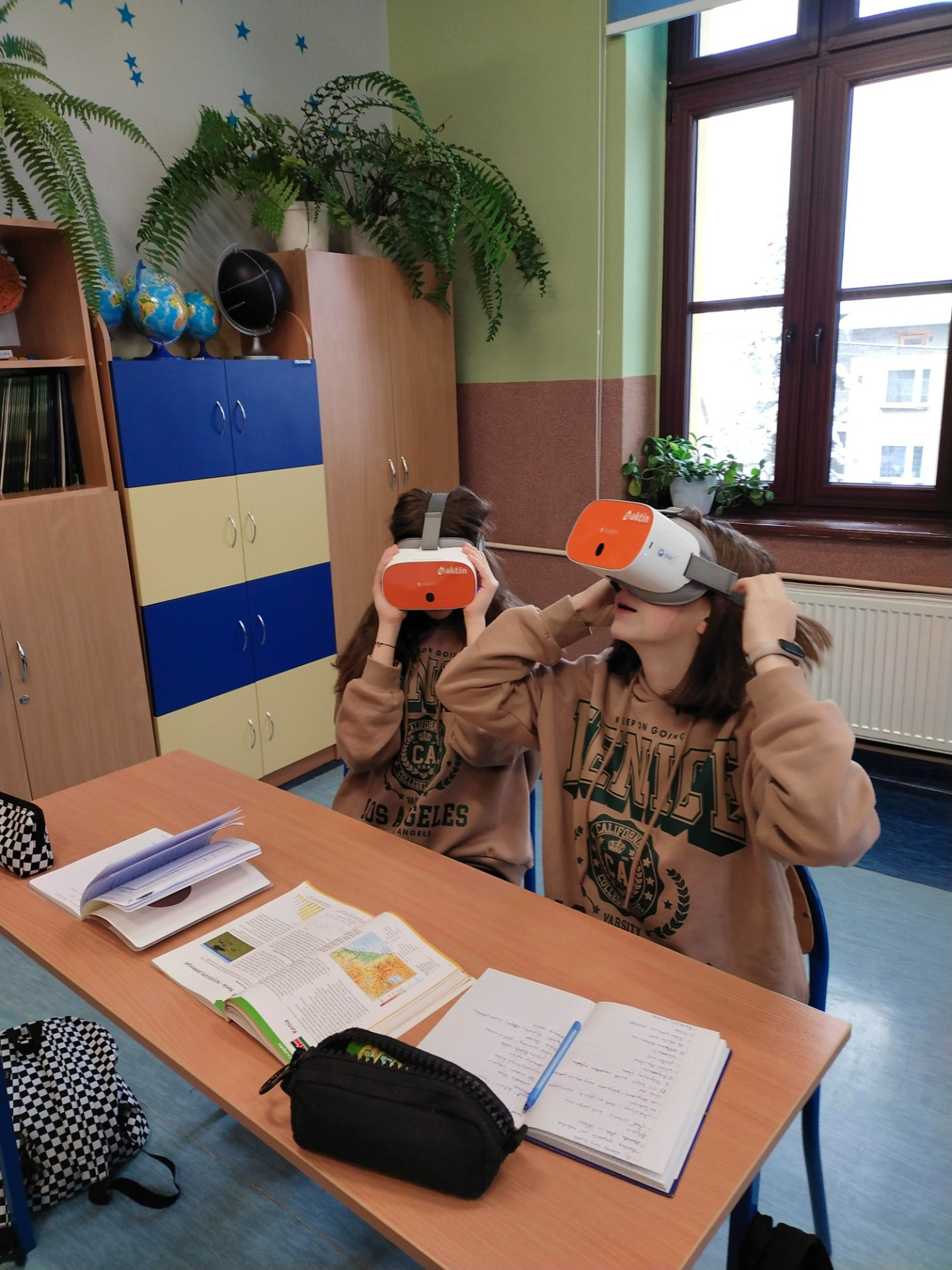 Uczniowie z goglami VR