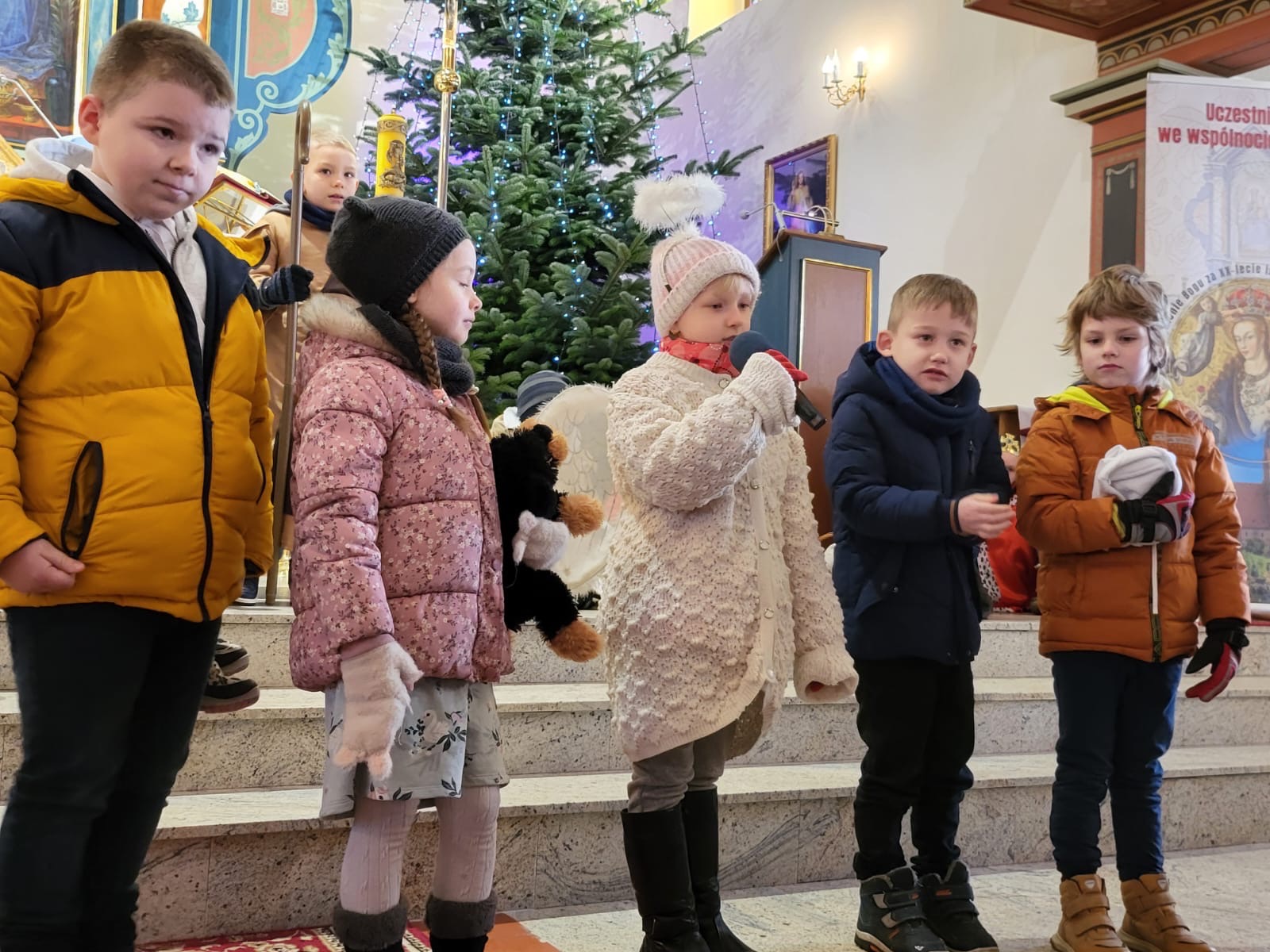 7 stycznia dzieci z klasy 0b wystąpiły z przedstawieniem jasełkowym w kościele we Włókach.🤩🤩🤩🥰 - Obrazek 5