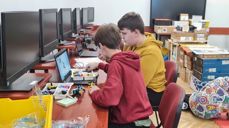 uczniowie pracują z zestawem LEGO Education SPIKE™ Prime. Budują robota kraba