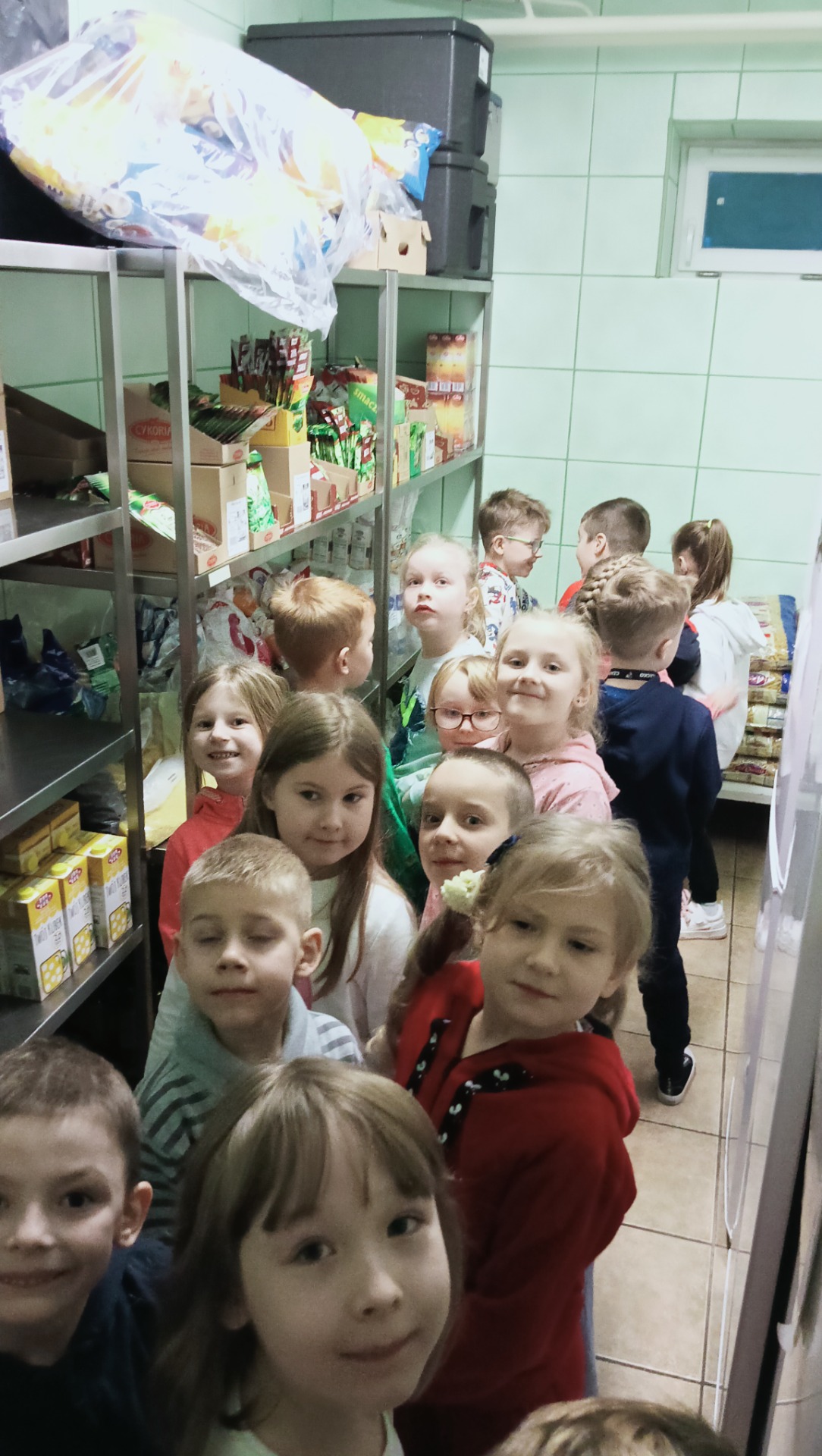 Dzieci z grupy 0 c z wizytą w kuchni Szkoły Podstawowej Nr 2 im. M. Kopernika w Olecku