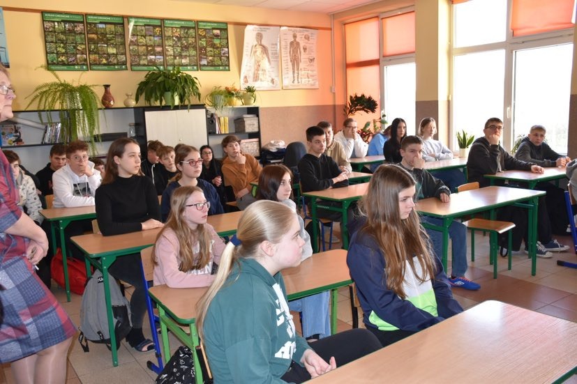 Ósmoklasiści w sali lekcyjnej słuchają prezentacji przedstawicieli CSL Technikum Lotniczego w Nagoszewie 