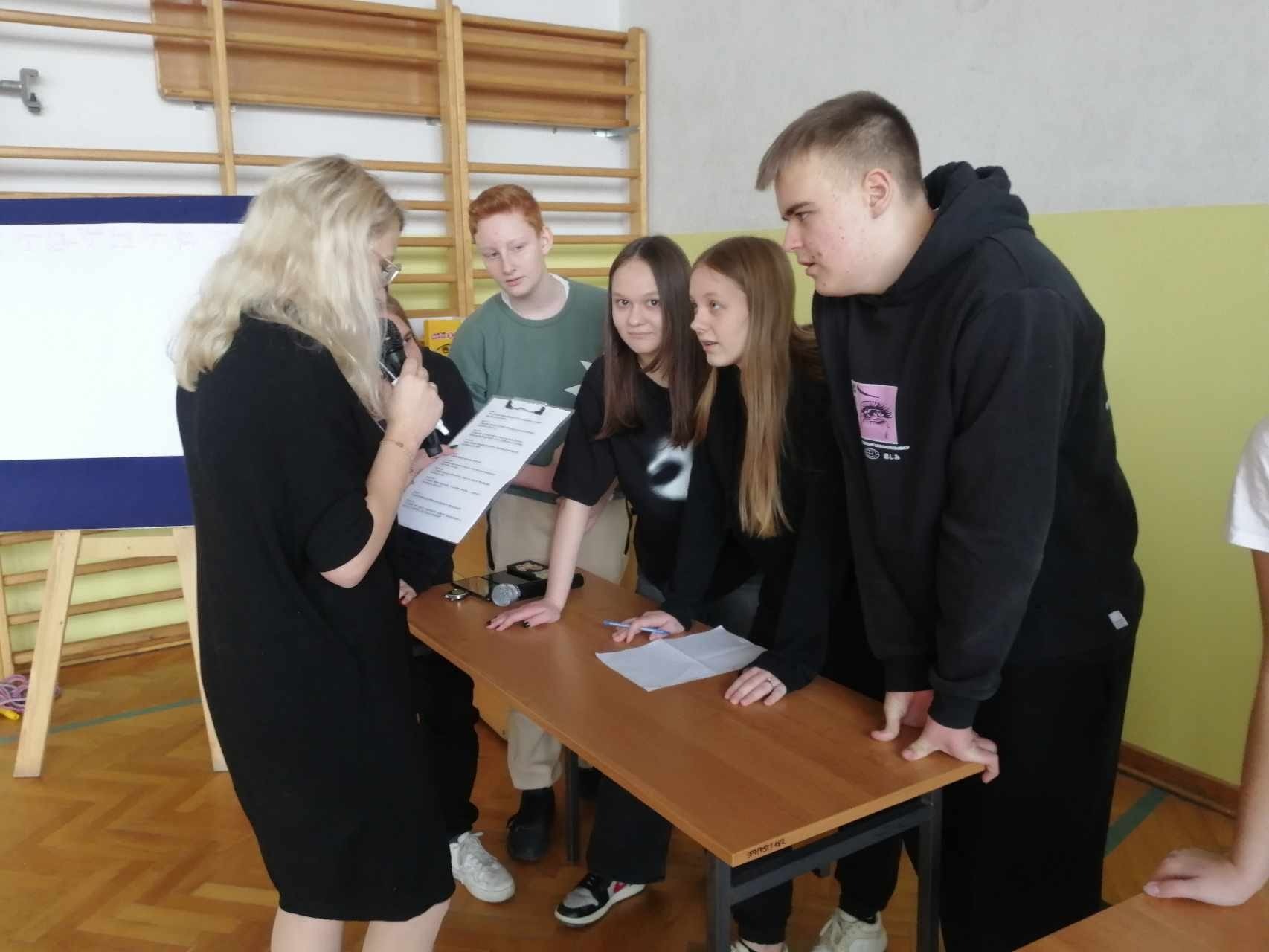 Uczniowie kasy 8 podczas konkurencji sprawdzającej wiedzę z języka polskiego.