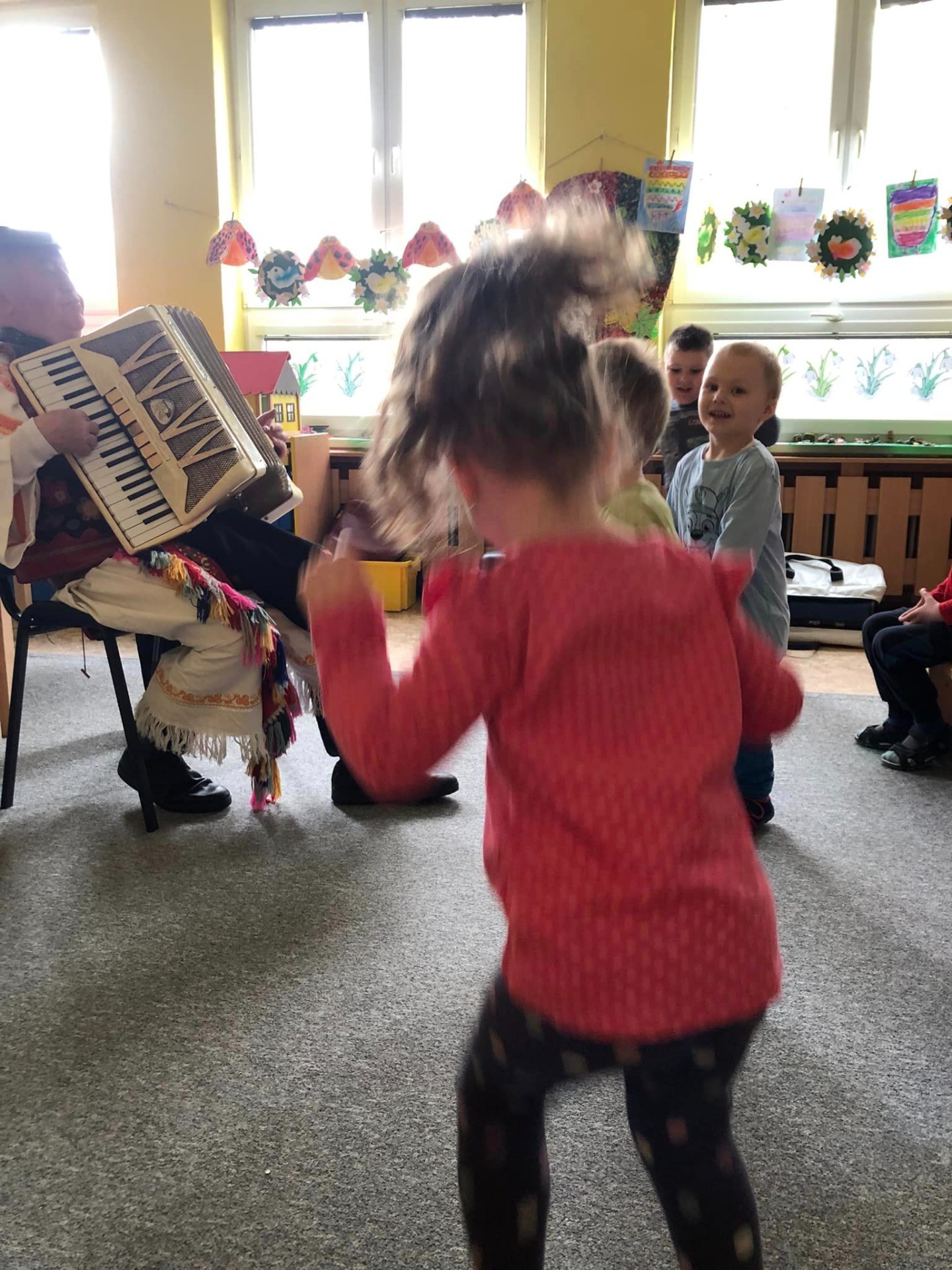 Dnes navštívil našu Mš folklorista a muzikant, ktorý deťom predstavil rôzne hudobne nástroje 😉🎺🎼 - Obrázok 2