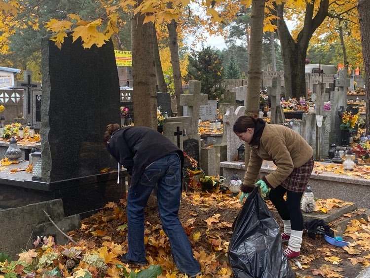 Sprzątanie grobów na otwockim cmentarzu - Obrazek 1