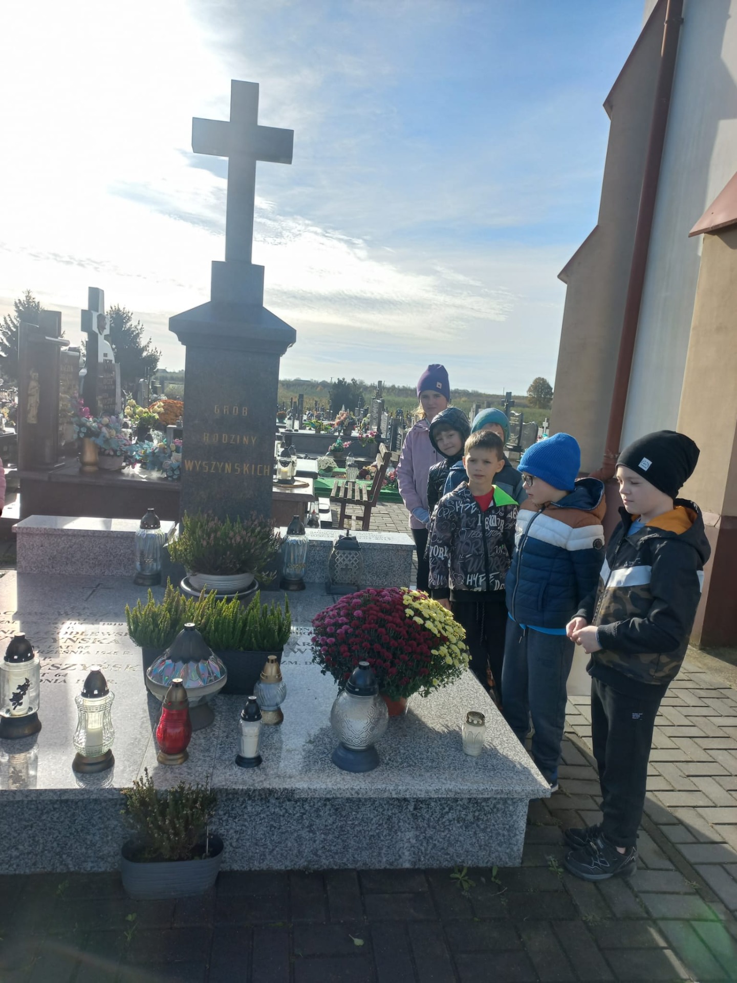 Klasa II wzięła udział w akcji Szkoła pamięta, odwiedziła grób Rodziny Wyszyńskich i zapaliła znicz.