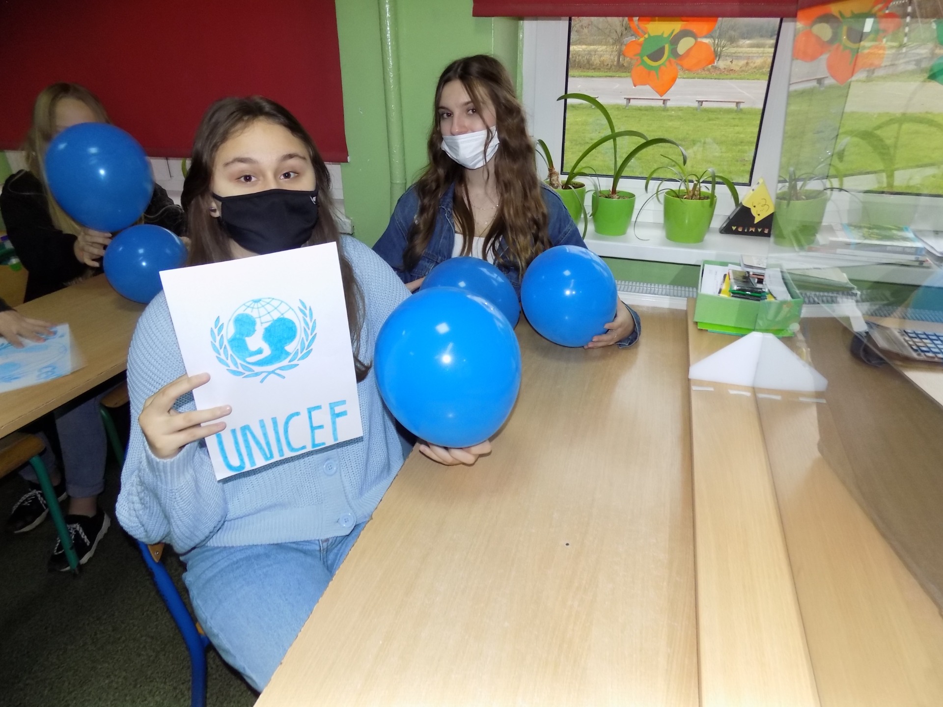 Uczniowie z klasy VIII dnia 19 listopada świętowali Międzynarodowy Dzień Praw Dziecka wspólnie z UNICEF - Obrazek 5