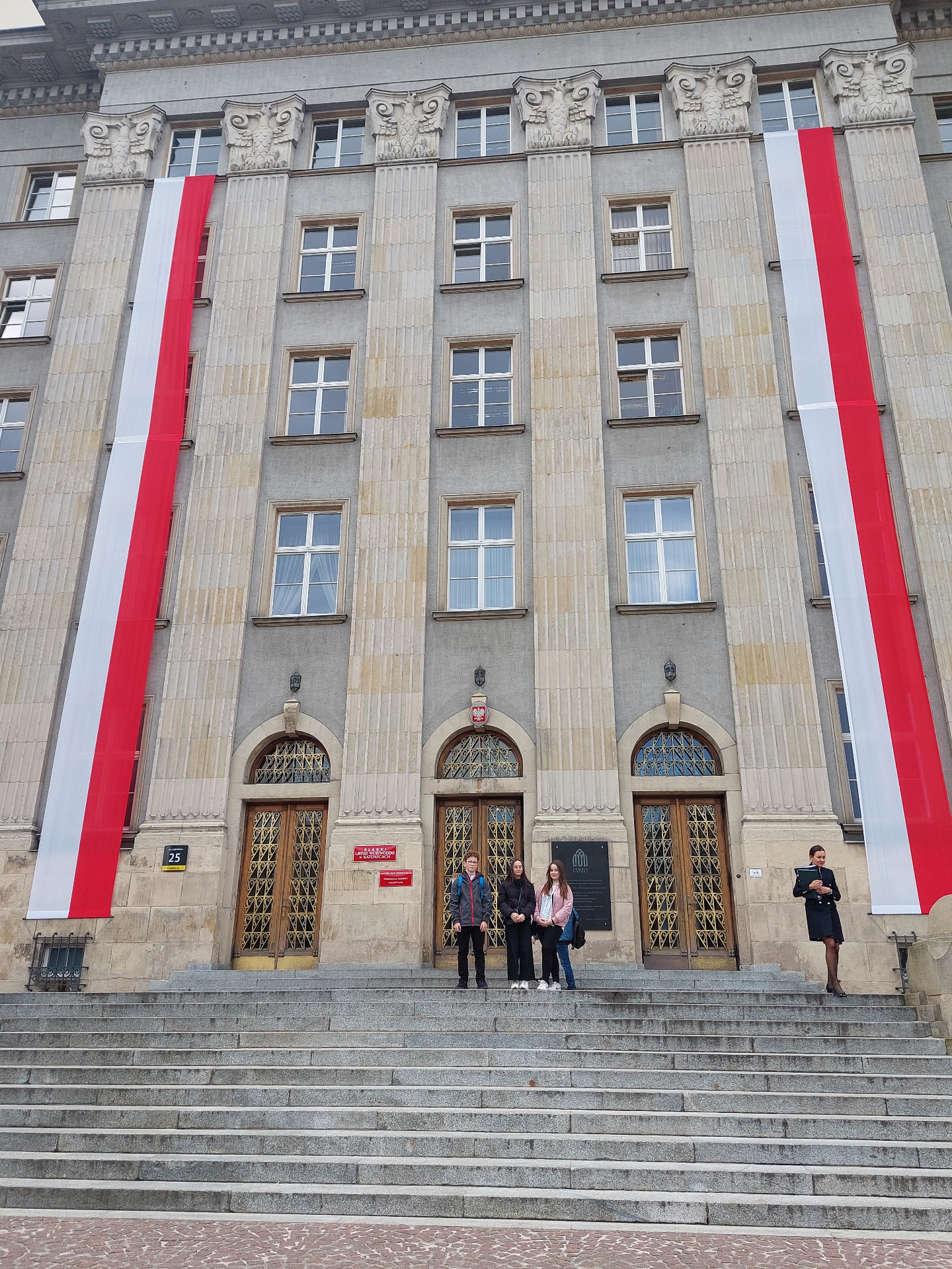 Przed wejściem do Urzędu Wojewódzkiego