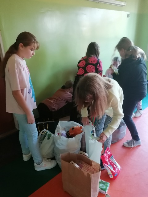 uczennice podczas pakowania darów