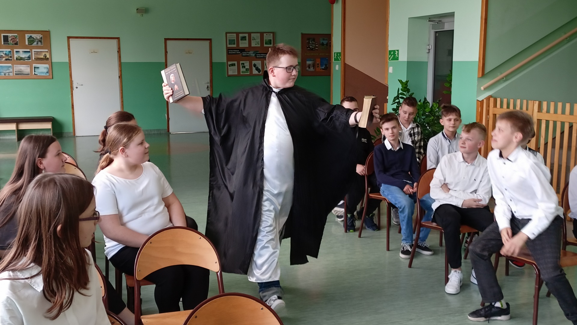 Teatr Jednego Wiersza i prezentacja uczniów klasy VIB - Obrazek 2