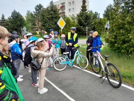 Uczniowie podczas egzaminu praktycznego na kartę rowerową