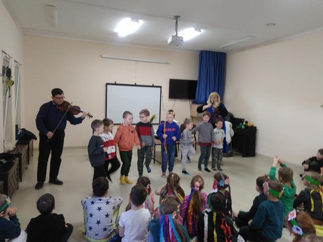 skrzypek i dzieci na scenie
