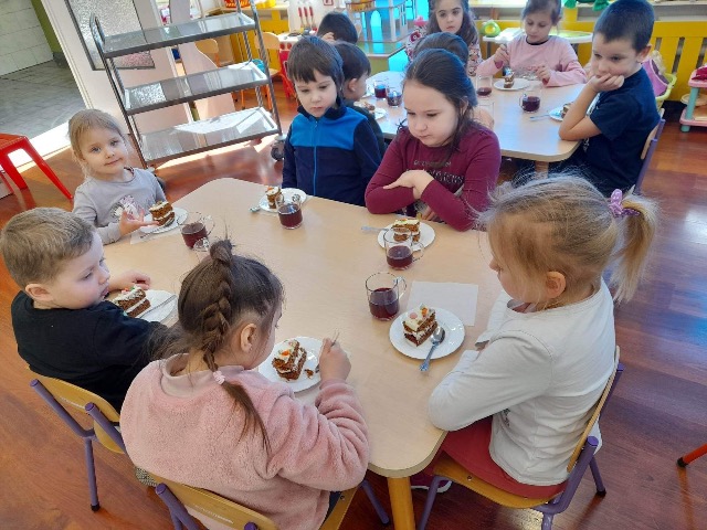Dzień Marchewki w naszym przedszkolu. Dziękujemy mamie Antka z grupy Pszczółek za wspaniałe ciasto marchewkowe dla wszystkich dzieci❤️❤️🥕🥕 - Obrazek 4