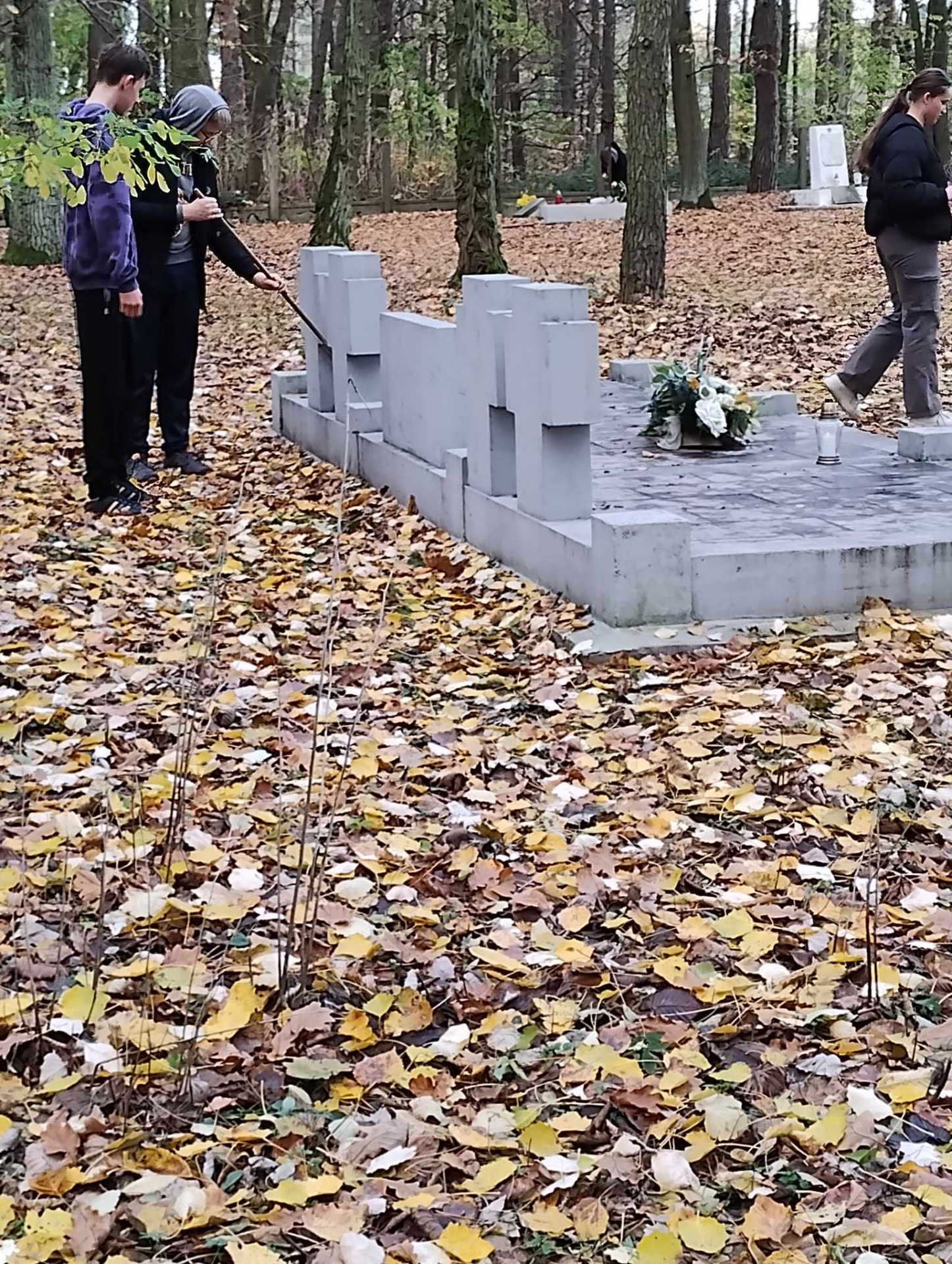 Zdjęcia z akcji palenia zniczy na grobach żołnierzy i cywilach, którzy oddali życie za wolność Ojczyzny 